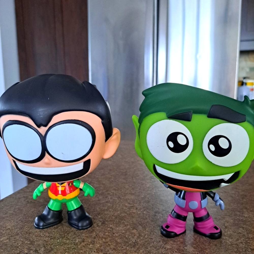 2 tall figurines from Teen Titans